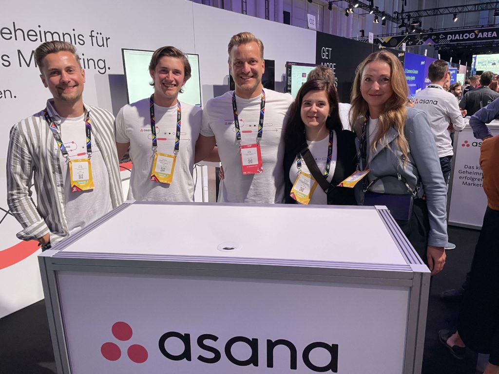 Steinke, on the far left, with Asana colleagues at the OMR festival in May 2022.